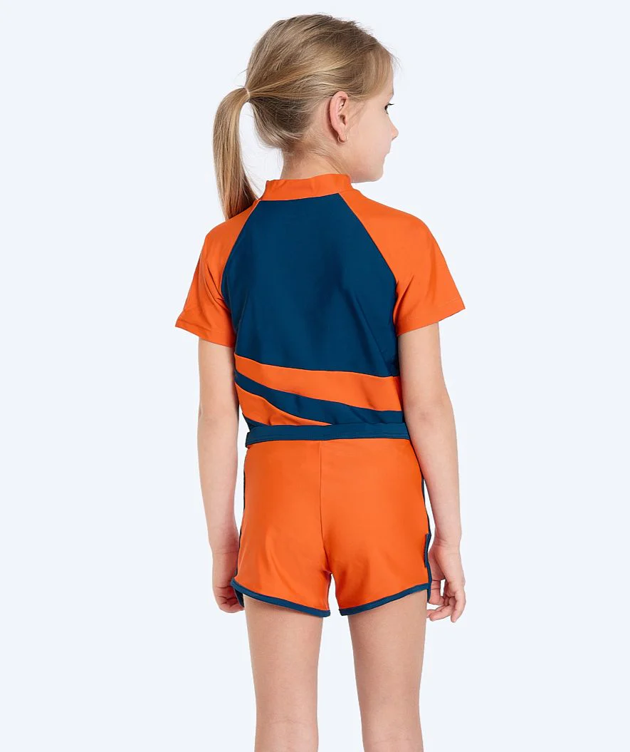 Watery koszulka UV dla dzieci - Manami Rashguard z krótkimi rękawami - Pomarańczowo/niebieska - Image 2